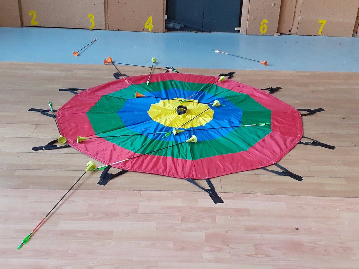 nfparchery's tweet image. 1 @archerygb arrows kit + 1 parachute = indoor clout
#homeeducation 
#archeryfun
#lovearchery