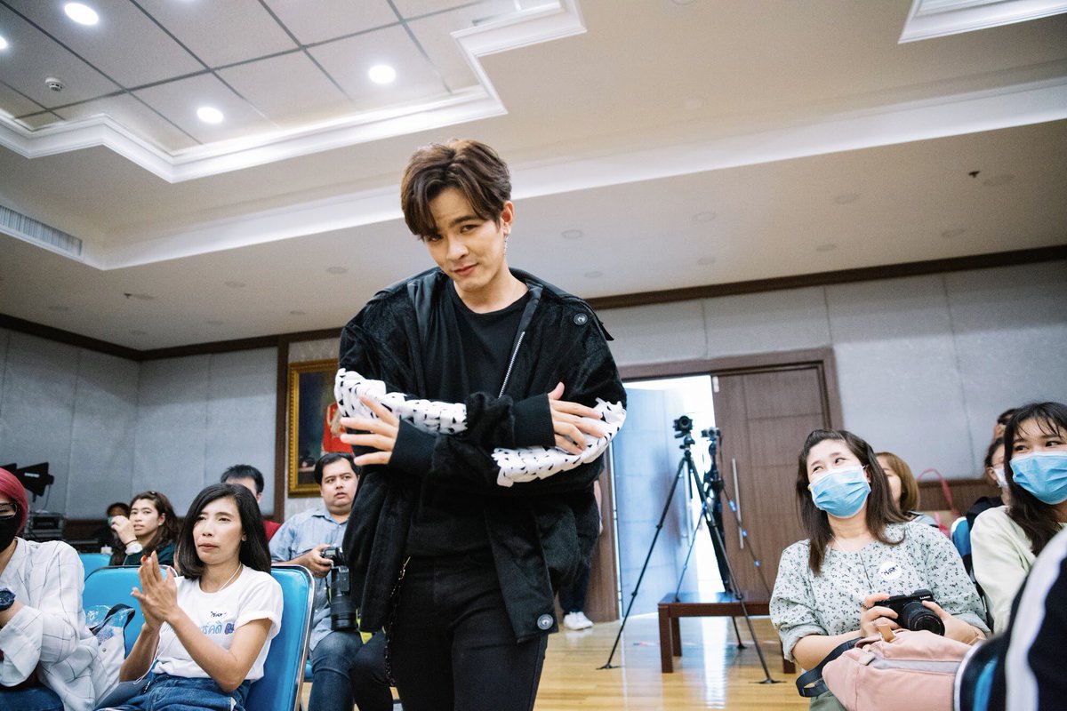 thanuchsss's tweet photo. ชอบรูปที่ทีมงานถ่ายจริงๆ แต่ละรูป ดูเป็น Moment จริงๆ 🤘🏻🤘🏻🤘🏻🤘🏻🤘🏻🤘🏻 #FirstMeetWithMark080320 #marksorntast #คู่รักนักเกมเมอร์ @Msorntast 👏🏻👏🏻👏🏻👏🏻👏🏻 https://t.co/yfGchAmzIn