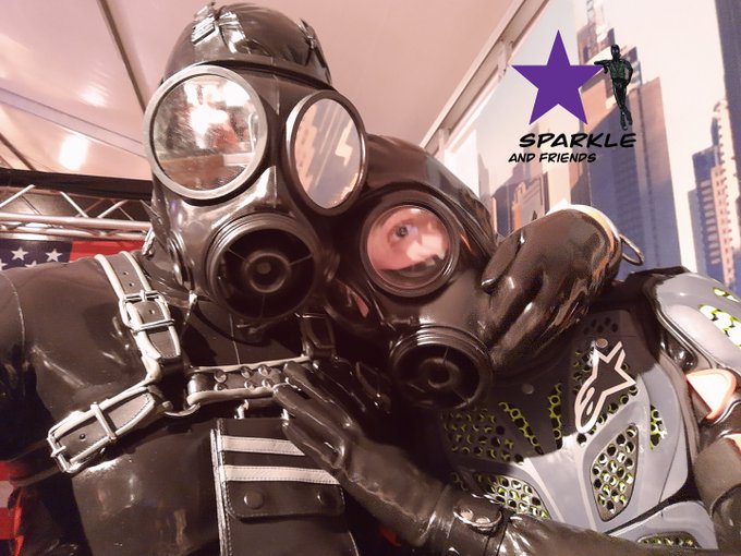 2 pic. Having fun with @subluminal_svg at darklands??
#rubber #latex #darklands #fetish https://t.co