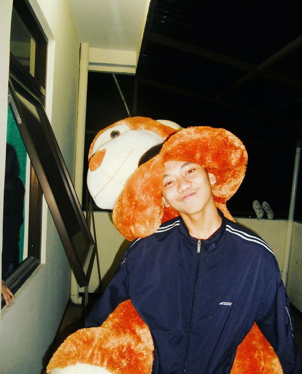 AgniHidayat's tweet image. Hujan, dingin, enak banget ada yang meluk. Meski cuma boneka monyet.
#KamisHalu #malamjumat