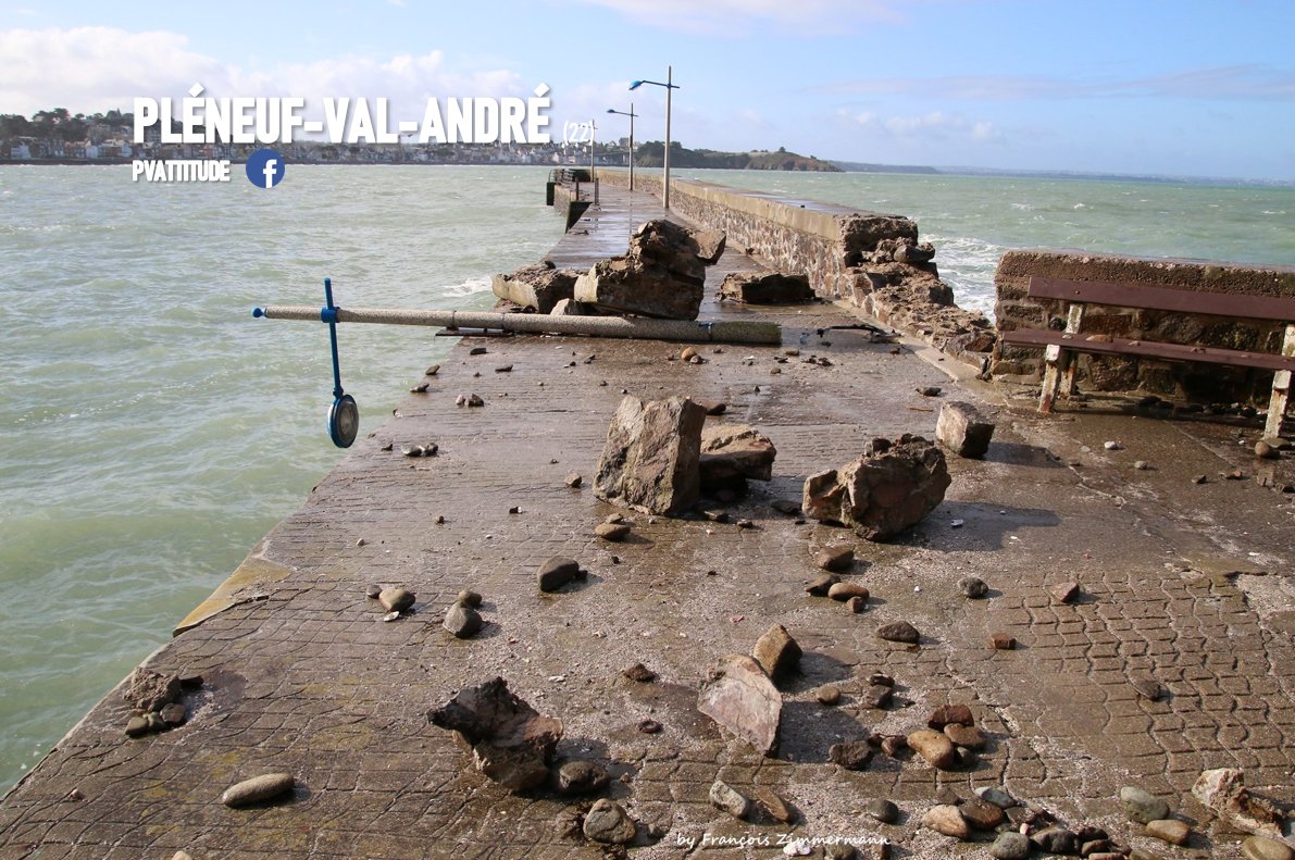 #Météo #Bretagne #GrandesMarées 🌊 Des stigmates des grandes marées de ces dernières heures sur la côte de Penthièvre où la digue de Pléneuf-Val-André (22) a été endommagée.
📸 PVAttitude via Facebook
