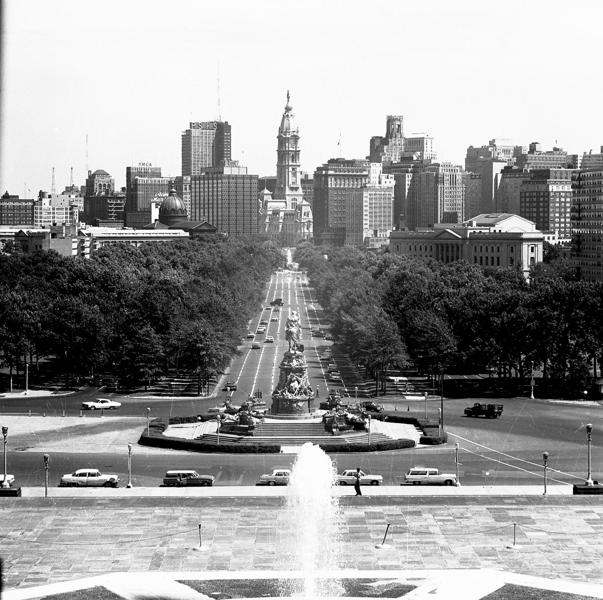 Every Thurs, we dig into the City Archives to share photos of old Philadelphia. The first day of spring is just a week away. Here is the classic view of our city skyline from the steps of the Philadelphia Museum of Art circa 1963. 
📸Phillyhistory.org