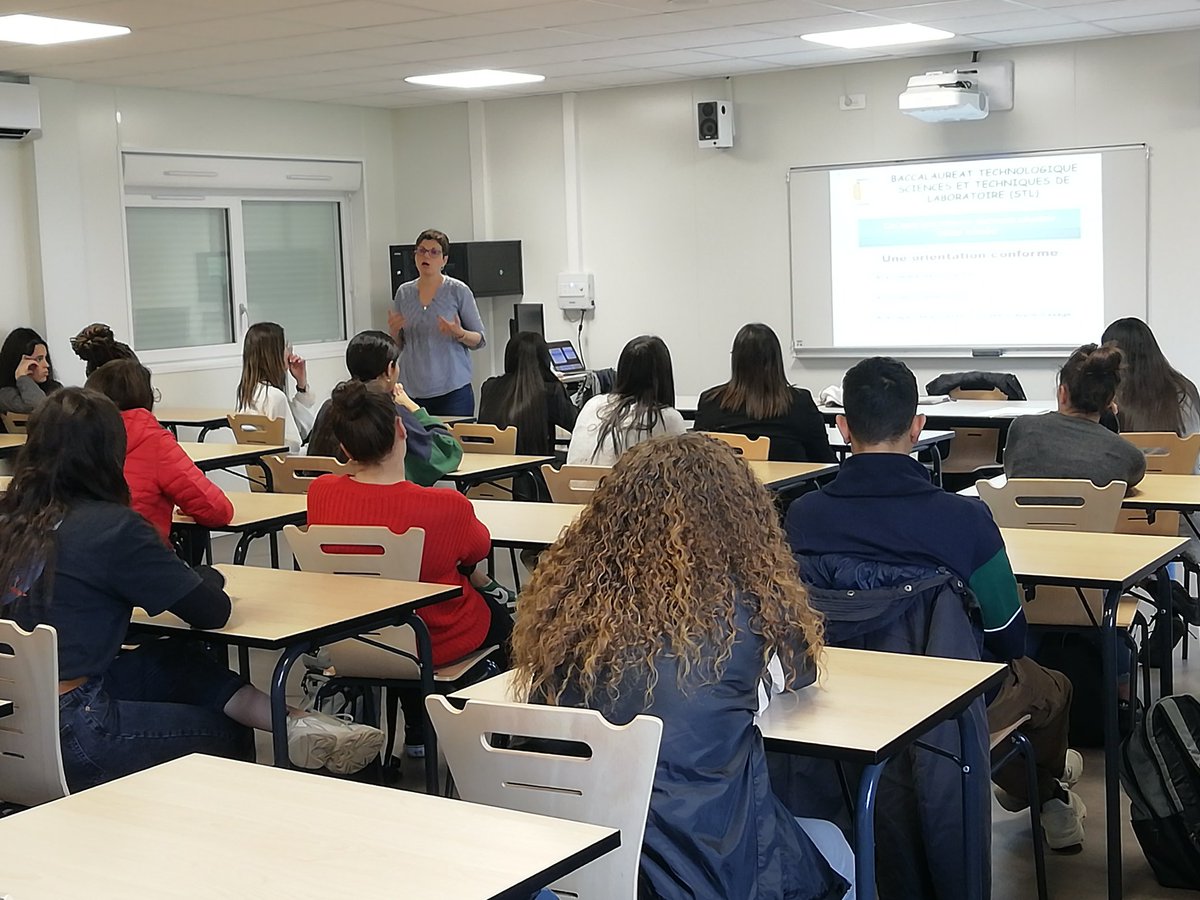 LyceeSWeil42's tweet photo. Après la 2de, quel choix : filière générale ou technologique ? Cet après-midi, présentation des #bacST2S et #bacSTL par une professeure du lycée H. D'Urfé @saint_etienne_ pour donner les clés des bons choix en vue d'un BTS #Parcoursup #orientation https://t.co/1T6i40CeJM