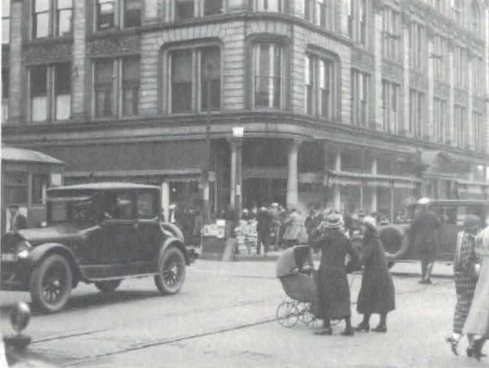 HeritageWorkDBQ's tweet photo. #ThrowbackThursday Can you tell which iconic downtown #Dubuque building is in this photo? Photo credit: Dubuque: The Encyclopedia by Randolph Lyon https://t.co/2MZGfaEKzv
