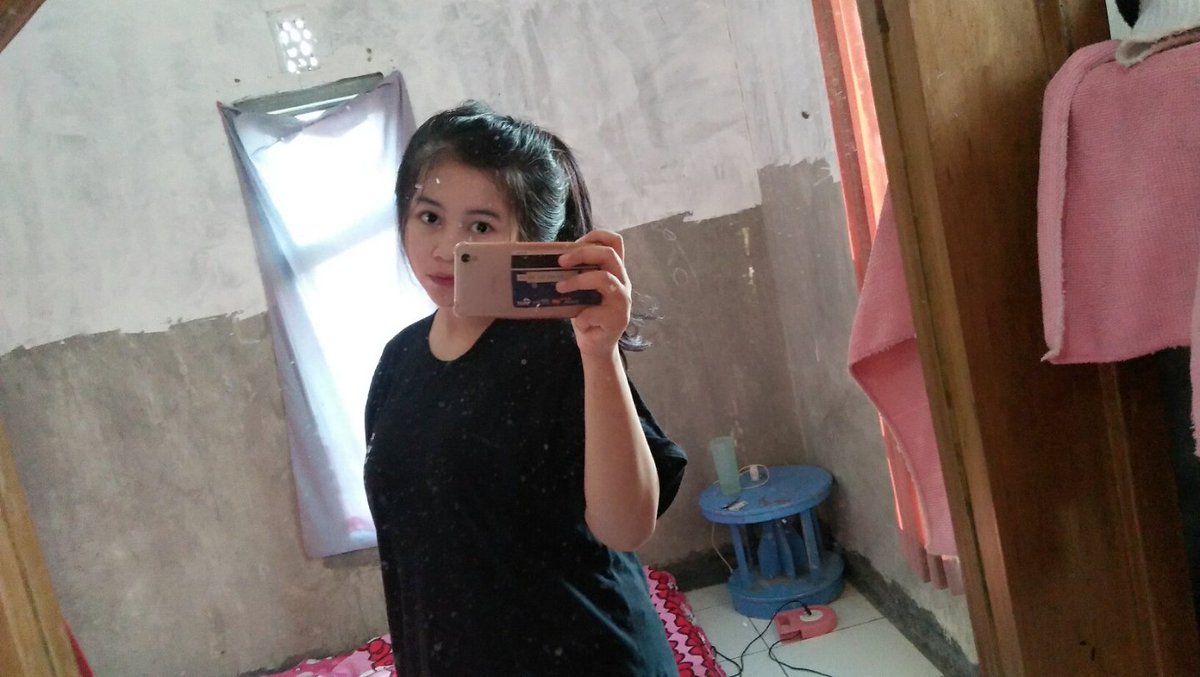Srh160598's tweet image. Maaf banget aku gabut 😭 pengen terbang! 

Malam Jumat uy #maljum an #KamisHalu