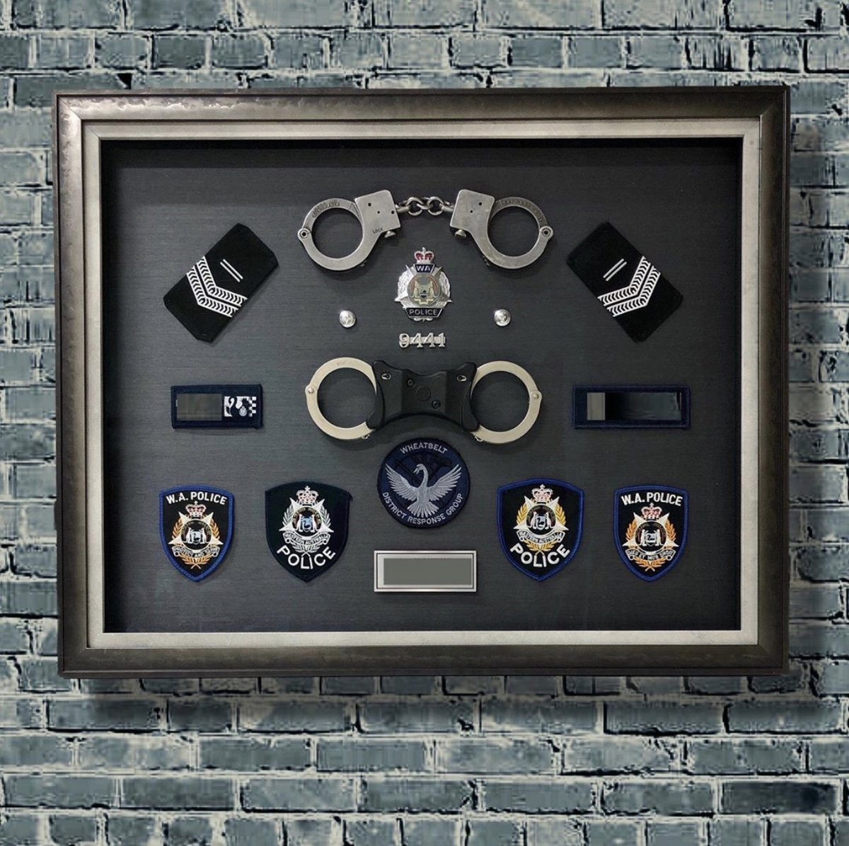 truvueglazing's tweet image. A custom framed collection of memorabilia double framed with @LarsonJuhl moulding and #UltraVue® Laminated Glass. 📸: #ClocktowerFramers #shadowbox #CreateSomethingSpecial #TruVue