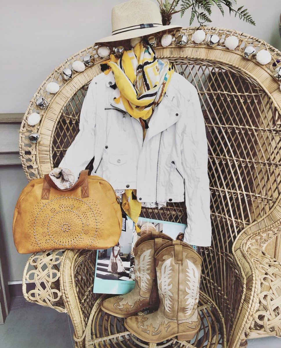 shimaishop's tweet photo. Nuestra devoción por las chaquetas de cuero o como salvan nuestro look,diario,sea cual sea,tu estilo! Esta es una auténtica,declaración de amor!! Disponemos de esta maravilla en cuatro,colores! El blanco,nuestra primera opción!! #new #newcollection #shimai https://t.co/MPtbsWN6e3