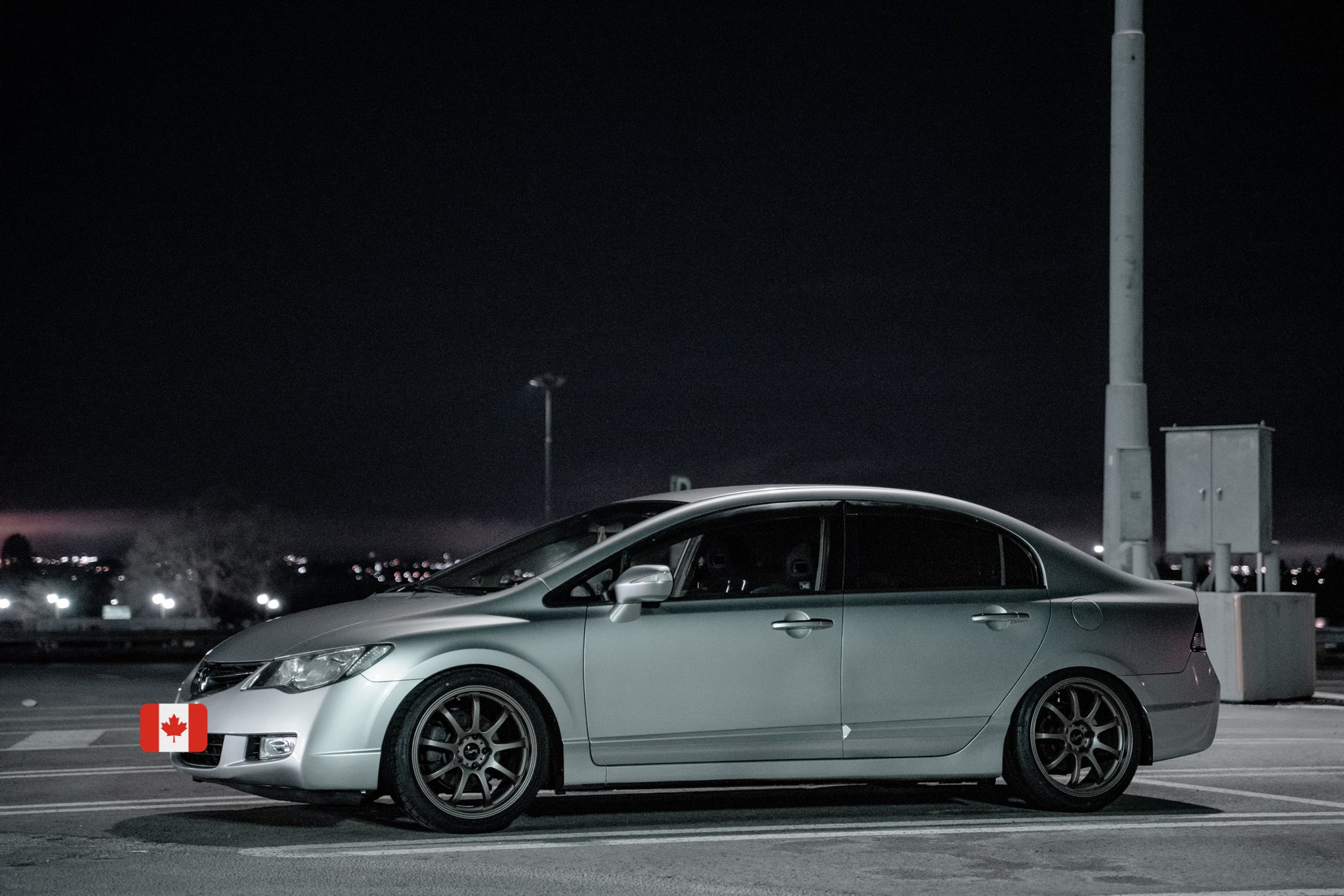 くらっち 青森365 メインの色味は2色 今回はボディのシルバーとホイールのブロンズ ホイールとフェンダーの隙間を詰めて ある程度出面を揃えてあげるとそれなりになるよね 車高長 ホイール 新品タイヤ アキュラ グリルの合計7諭吉 これで脱お爺