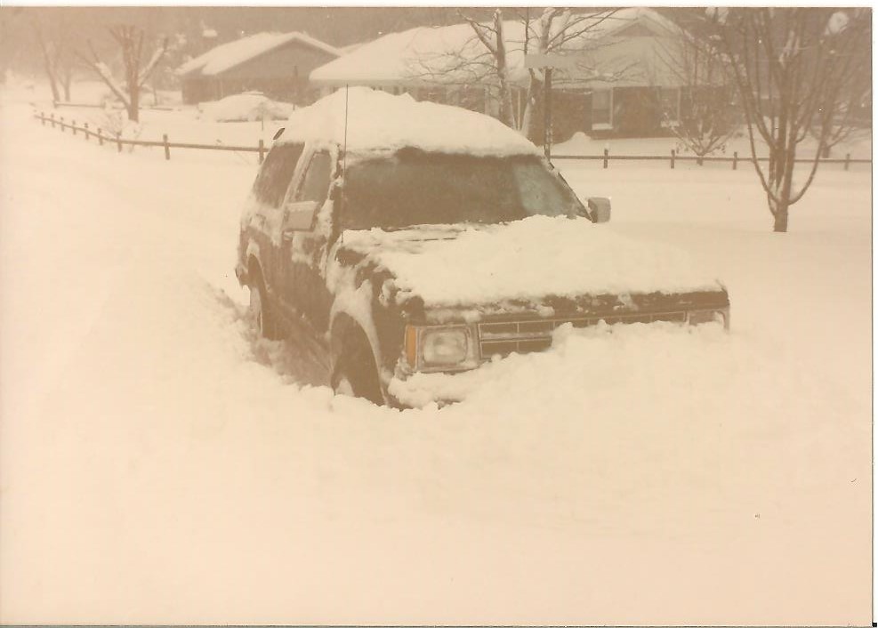 снежная буря в иране в 1972 году. машина под снегом. снежная буря 1888 года. снегопад в буффало в 1977 году. снегопад.