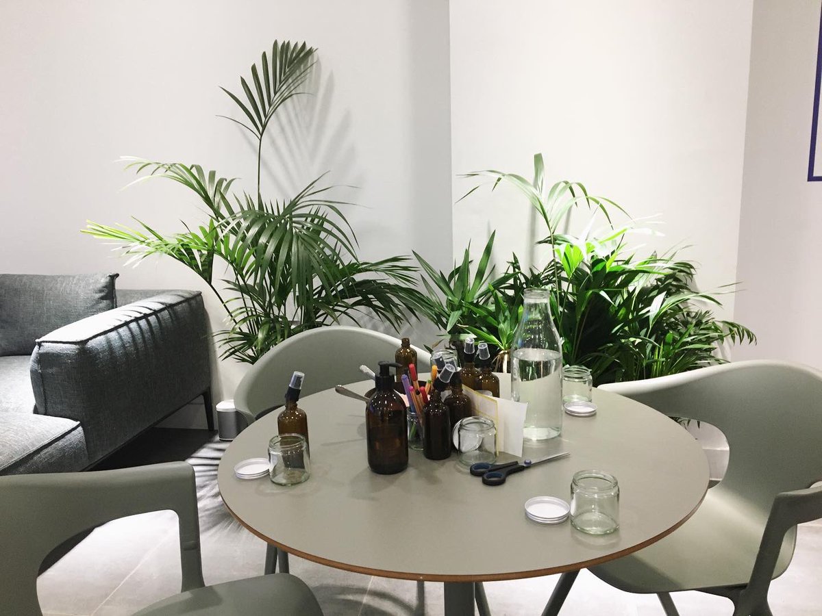 DesignJq's tweet image. Huge thanks to @OSWellbeingCo for the amazing Essential Oils workshop last night - we hope everyone enjoyed it as much as we did! 

Join us tonight for the @UrbanPlanters ‘Supercharge your Life’ event where you’ll get the chance to plant your own display! 🌱🌿🍃