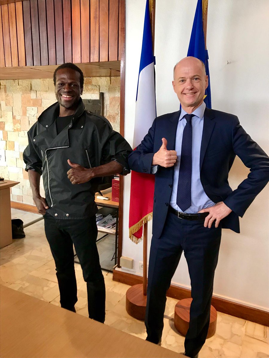 M. Imane AYISSI, est un immense créateur camerounais 🇨🇲 installé à Paris. Il est devenu une figure mondiale de la mode 👠 en défilant à la Fashion week 🇫🇷 Un très grand talent qui fait rayonner le #Cameroun 👏. #respect