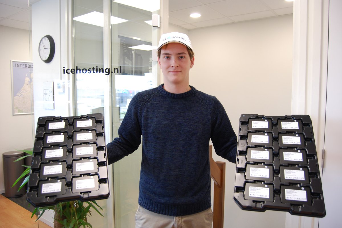 Pizza's!🍕 Of nee… een heleboel SSD’s! 💻
IceHosting breid weer eens flink uit, en dit keer met 60 extra Terabytes aan SSD opslag. Zo hebben wij meer opslag dan ooit te voren en kunnen wij onze hostingactiviteiten nog beter voor u uitvoeren. 📸Flashy tijden voor u en voor ons!