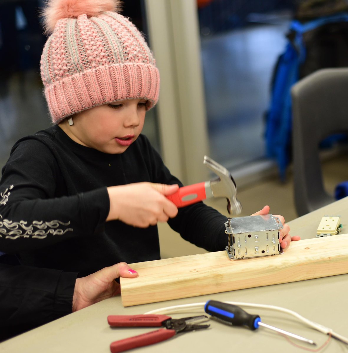 Have no fear, the electrician is here!

Last night the students of the @OrilliaPRC Intro to Construction class learned about electrical. Thank you to our instructor Luke from @LinearTransfer for an excellent class! 

#startthemyoung #tradesmatter #orillia #communityinvolvement