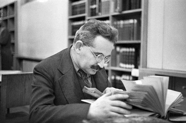 Some of my favorite digital archives
 
Emily Dickinson's Herbarium: iiif.lib.harvard.edu/manifests/view…… 

Walter Benjamin Digital: walter-benjamin.online 

Hannah Arendt's Papers: memory.loc.gov/ammem/arendtht…… 

NYPL Digital Collections: digitalcollections.nypl.org