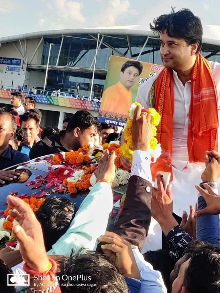 आज भोपाल आगमन पर भाजपा कार्यकर्ताओं द्वारा किये गए ऐतिहासिक स्वागत से अभिभूत हूँ। आपकी इस गर्मजोशी के लिए हृदय से धन्यवाद।