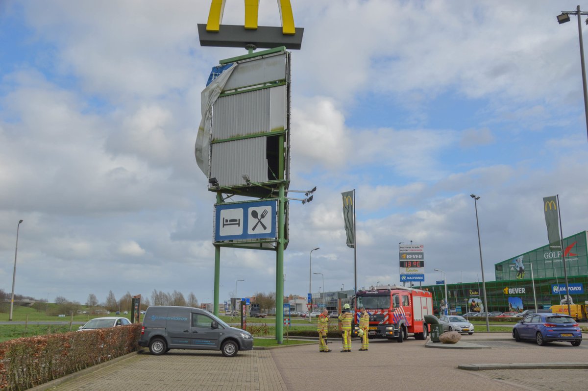 Brandweer verwijdert losgeslagen spandoek in Steenwijk (Foto's) |. | #Steenwijk.