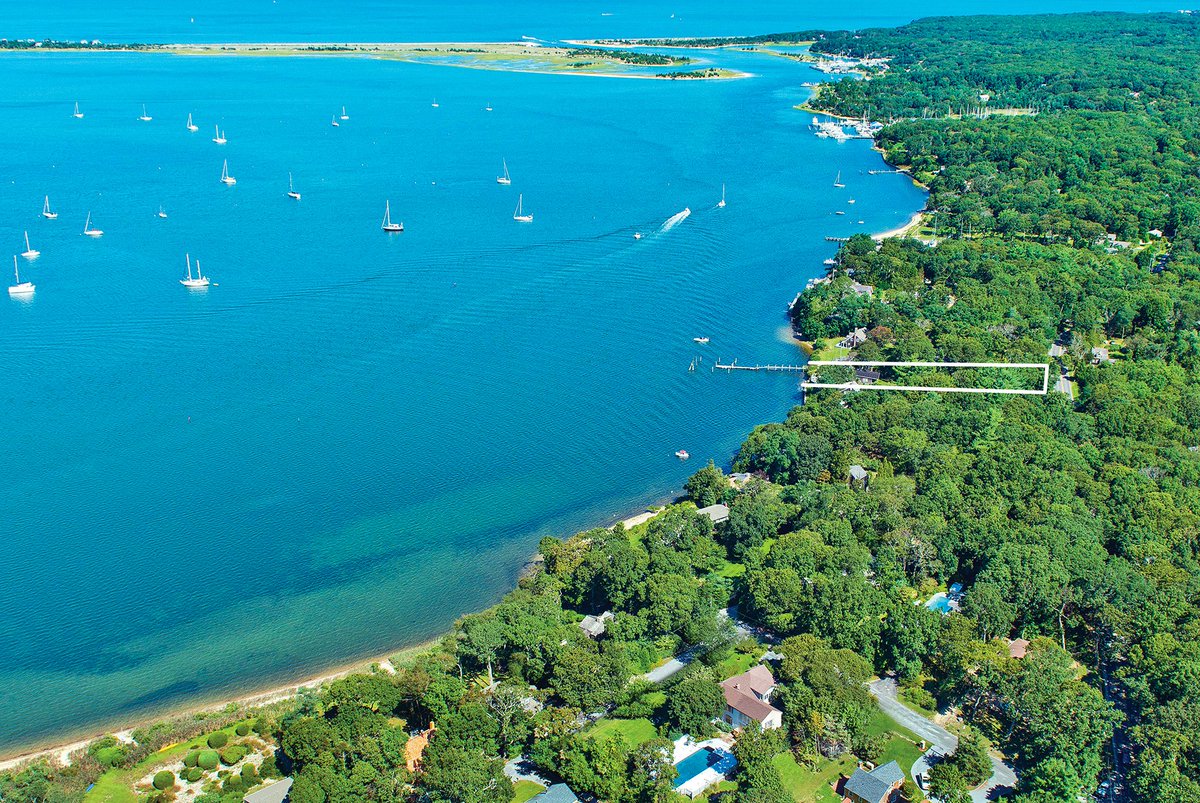 MarthaGundersen's tweet photo. Cozy harbor-front home with guest cottage and a deep water dock on Three Mile Harbor. The private dock can accommodate up to a 50' power boat and up to a 4'6" draft. Listed at $2.69M

https://t.co/DfKoeodMmn

#177ThreeMileHarbor #harborfront #waterfront #boat #boating #powerboat https://t.co/FM3O8UqH6A