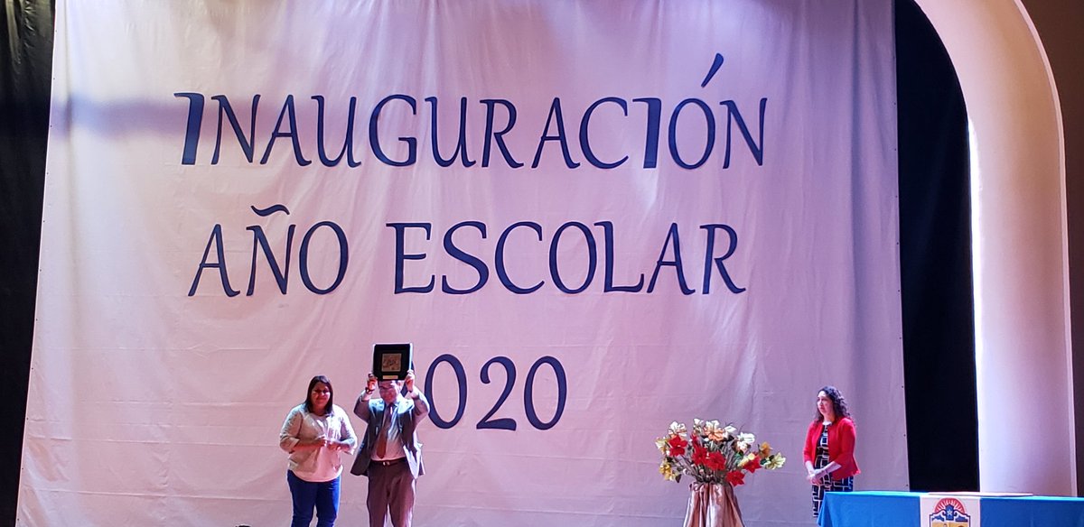 Gobernadora Provincial <a href="/dani_vecchiola/">Daniela Vecchiola Riquelme</a> reconoce al alcalde de #MaríaElena #OmarNorambuenaRivera por la gestión municipal en el pago de la deuda histórica de profesores, que benefició a un grupo de profesores jubilados de la pampa.