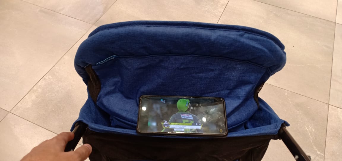 جی سین کچھ یوں ہے کہ سعد صاحب کو میچ کی کمنٹری سُنائی جا رہی ہے۔۔

جبکہ سعد صاحب کا کہنا ہے، بابا جانی آج نہ جیت سو،  میرے پر فوکس کرو۔۔۔۔