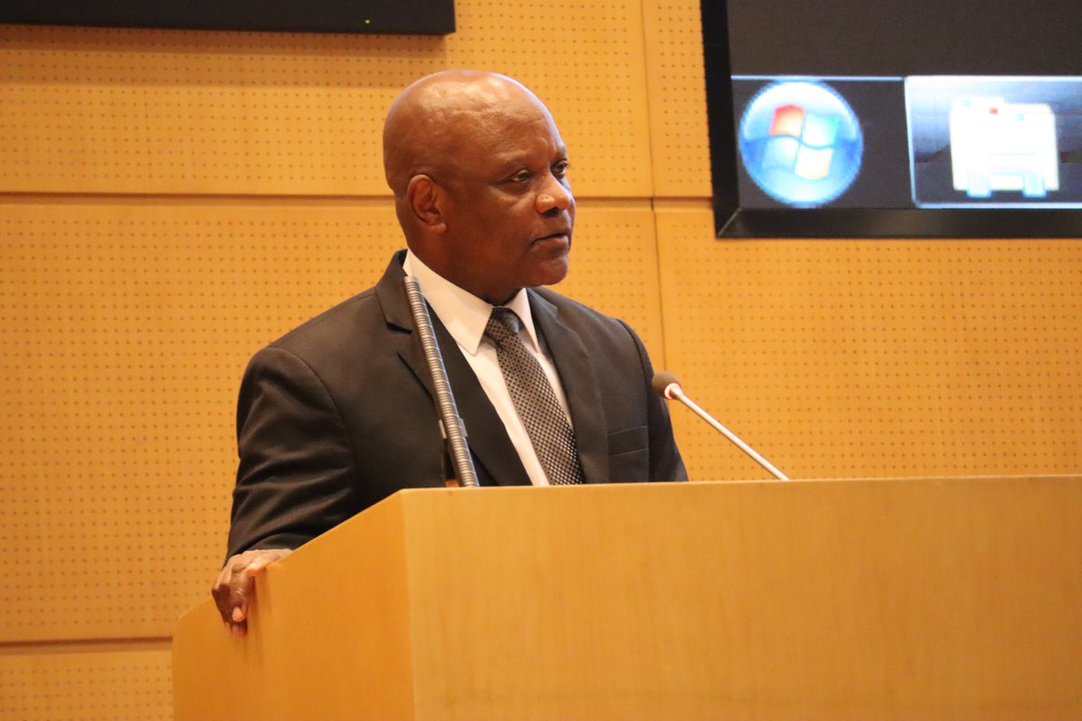 AfricaCDC's tweet photo. ALL-HANDS MEETING OF AU STAFF ON THE COVID-19
@AfricaCDC Director @JNkengasong updated the @AfricanUnion staff on the Epidemiological situation of COVID-19 globally &amp; in Africa. He also briefed on Africa CDC’s preparedness &amp; response from the beginning of the epidemic until today https://t.co/apZVxwAFrd