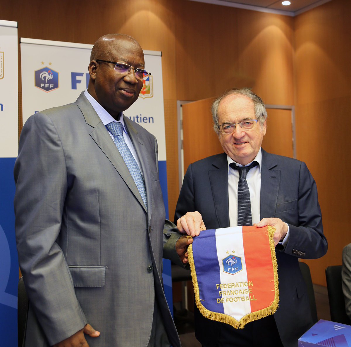 OmbaVeron's tweet photo. Aujourd’hui signature historique d’un accord de coopération entre la @fifacom_fr, la @FFF et la #FCF afin de développer la formation technique des entraîneurs, joueurs et du football de base en République Centre-Africaine ⚽️🇨🇫 #Welivefootball #grassroots #FIFAForward https://t.co/bJywhq9eus