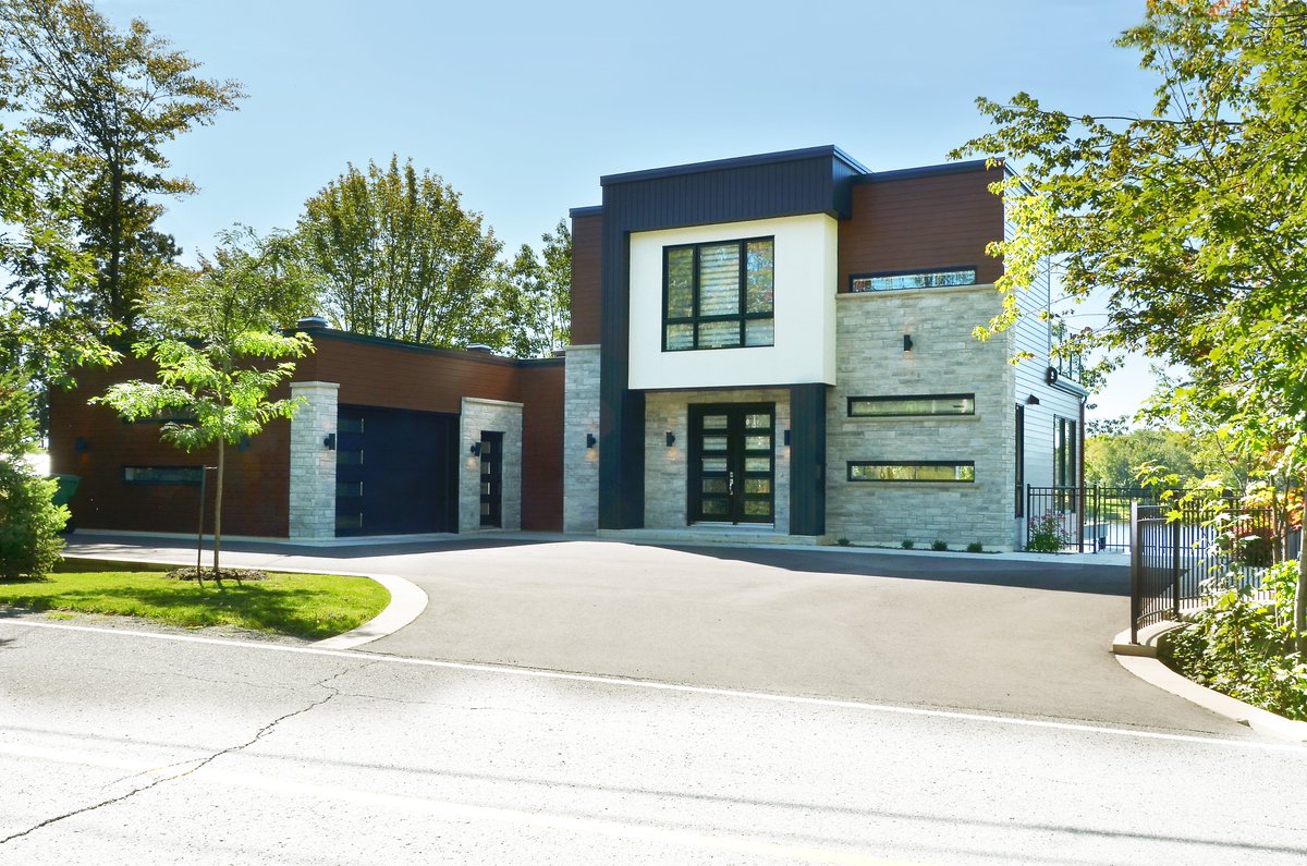 Planimage's tweet image. 🤩 RÊVE RÉALISÉ | PLAN NO. 62794

Construite sur les rives de la rivière St-François, cette 🏡devait être à la base un chalet. Le plan initial a vécu de nombreuses modifications y ajoutant une rallonge, un garage et un patio +grand.

planimage.com/fr/plan-62794i…

#rêveréalisé #home