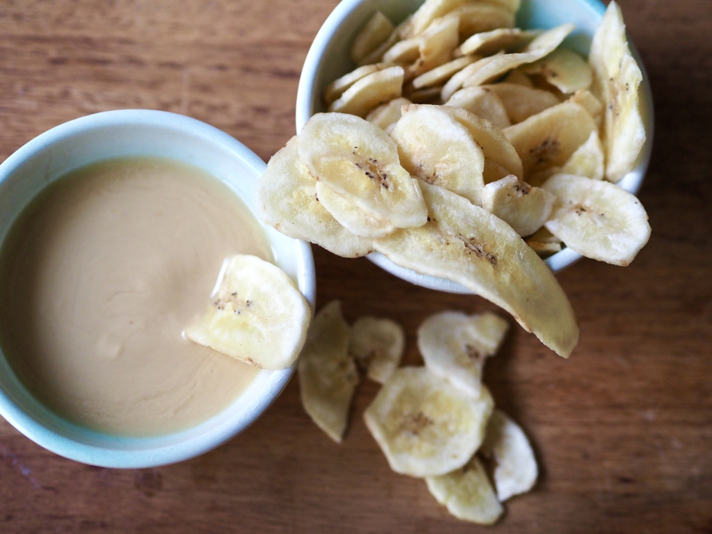 Salzige Bananenchips mit Erdnussbutter marymedeli.com/2020/03/12/sal…