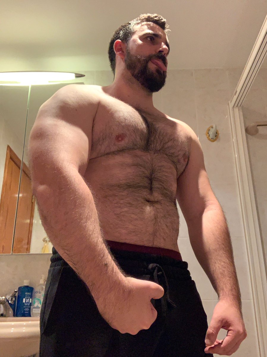 jensdefries's tweet image. Coronavirus: *cierra gimnasios* 😈

Yo: *entreno en casa* 🤟