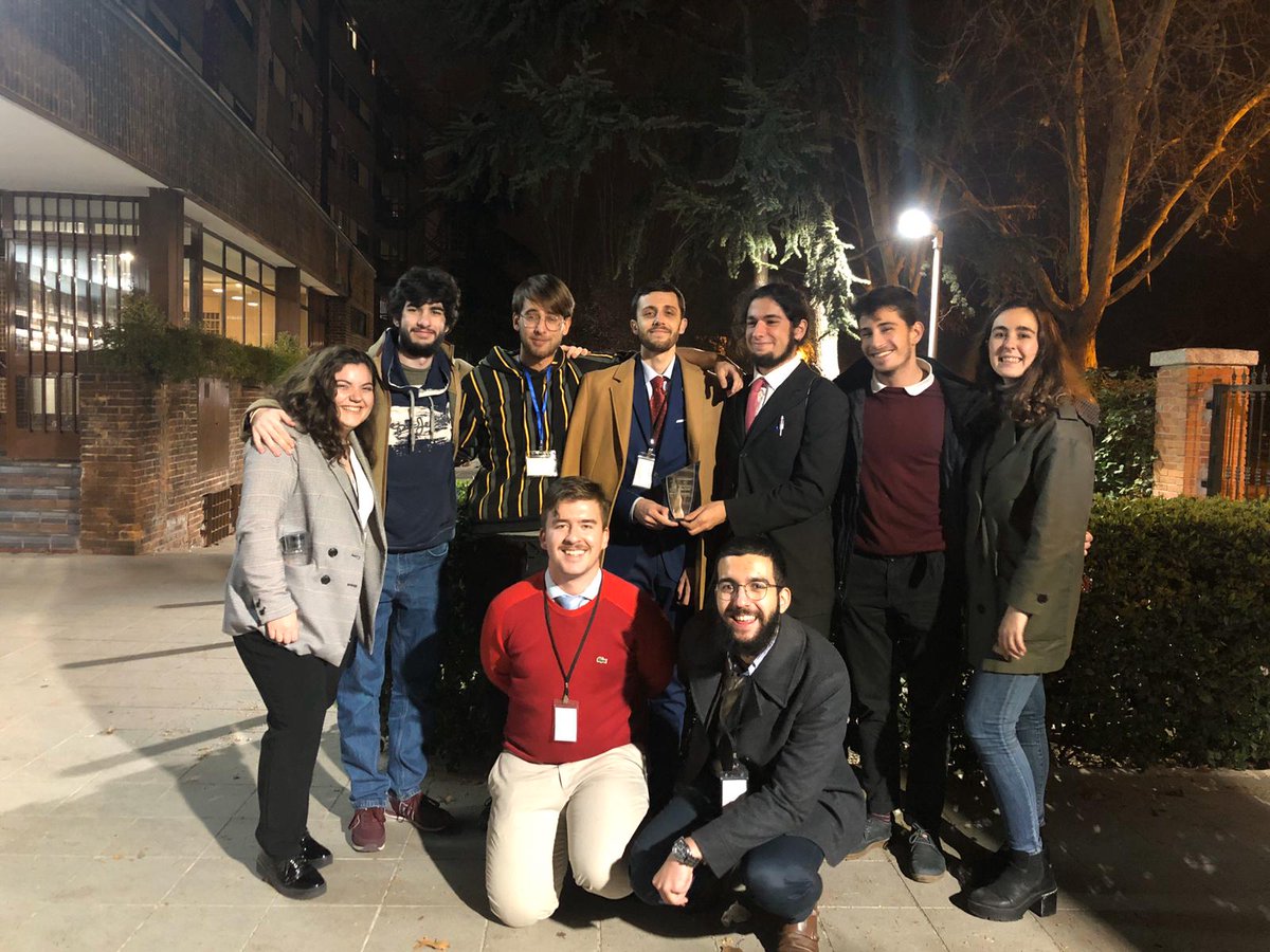 sdcomplutense's tweet photo. BP AQUINAS RONCALLI

Tres equipos y dos jueces participaron en este torneo especial para novatos del BP. De ellos, Abel y Ánder pasaron a semifinales, Jon y Omar llegaron a la final y Raúl juzgó en semifinales.

Enhorabuenísima a todos por el tremendo trabajo.
#ucm #debate https://t.co/SWNMosuHyN