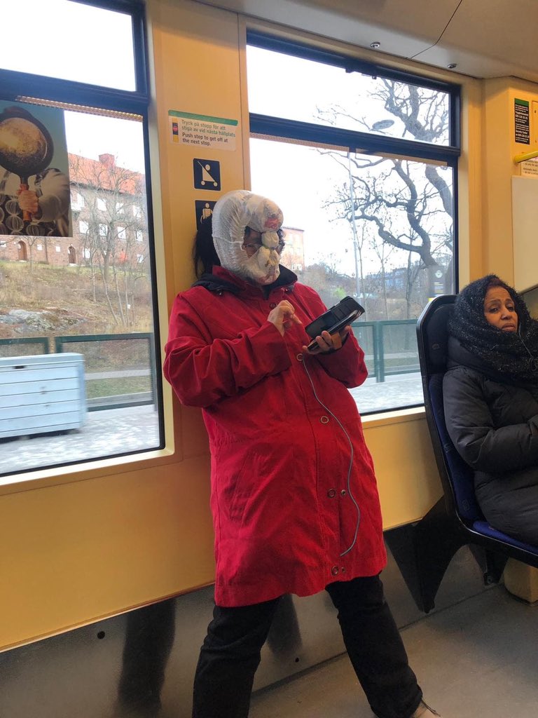 Bjuder på denna bild som tydligen är tagen på tvärbanan igår.
Det är alltså en blöja hon har på huvudet. Kanske det sjukaste jag sett 😂