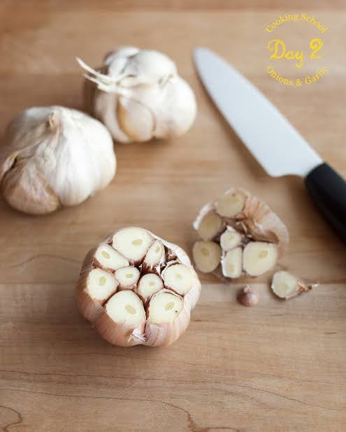 Imam_A_Siddique's tweet photo. #Respect #SocioCultural & #Economic #ChangeMustHappen #LeadingTheWay #SettingAnExample #InshaAllah will be followed. Here's a more #Economical #HomeRemedy which works please share #RT. 8 chopped #GarlicCloves & 7 cups of water, bring to a boil, eat the garlic & drink the water 🙏 https://t.co/eZlI3iHF8c