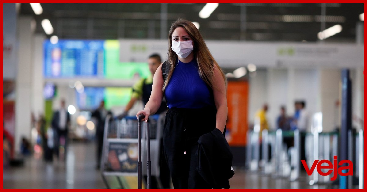 VEJA's tweet photo. Coronavírus: há transmissão comunitária? Quando ir ao hospital? VEJA responde as principais dúvidas https://t.co/q7Ickf8TRP #coronavirus #coronavirusbrasil #Covid_19 https://t.co/TtSFil5Fbw