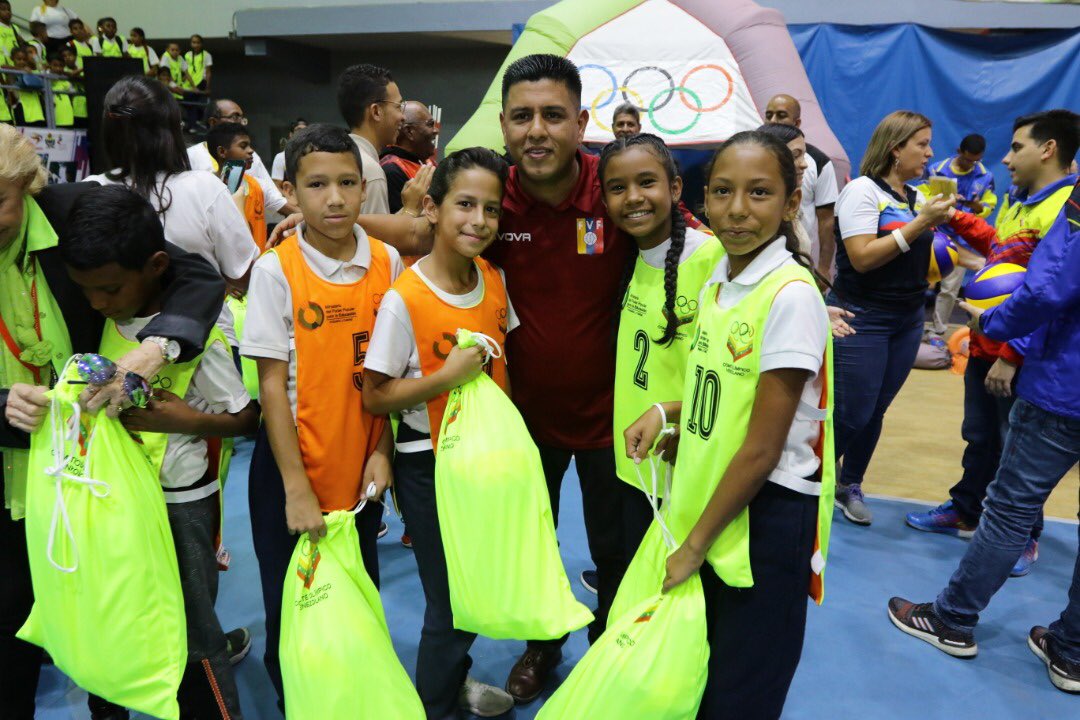 pinfantea's tweet photo. #EnFotos 📸 Desde el Gastón Portillo del @INDeporteVE hicimos el lanzamiento de la Liga de Voleibol Escolar. En Caracas son 30 escuelas que se suman a este evento que se extenderá en todo el territorio 🇻🇪 ¡Que viva el deporte! 🏐🙌🏻

#PrevenciónYProtecciónDelPueblo
@NicolasMaduro https://t.co/0Y2FPATxWr