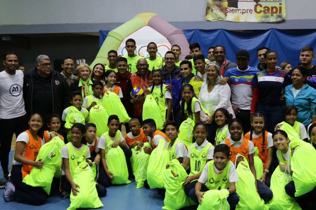 pinfantea's tweet photo. #EnFotos 📸 Desde el Gastón Portillo del @INDeporteVE hicimos el lanzamiento de la Liga de Voleibol Escolar. En Caracas son 30 escuelas que se suman a este evento que se extenderá en todo el territorio 🇻🇪 ¡Que viva el deporte! 🏐🙌🏻

#PrevenciónYProtecciónDelPueblo
@NicolasMaduro https://t.co/0Y2FPATxWr