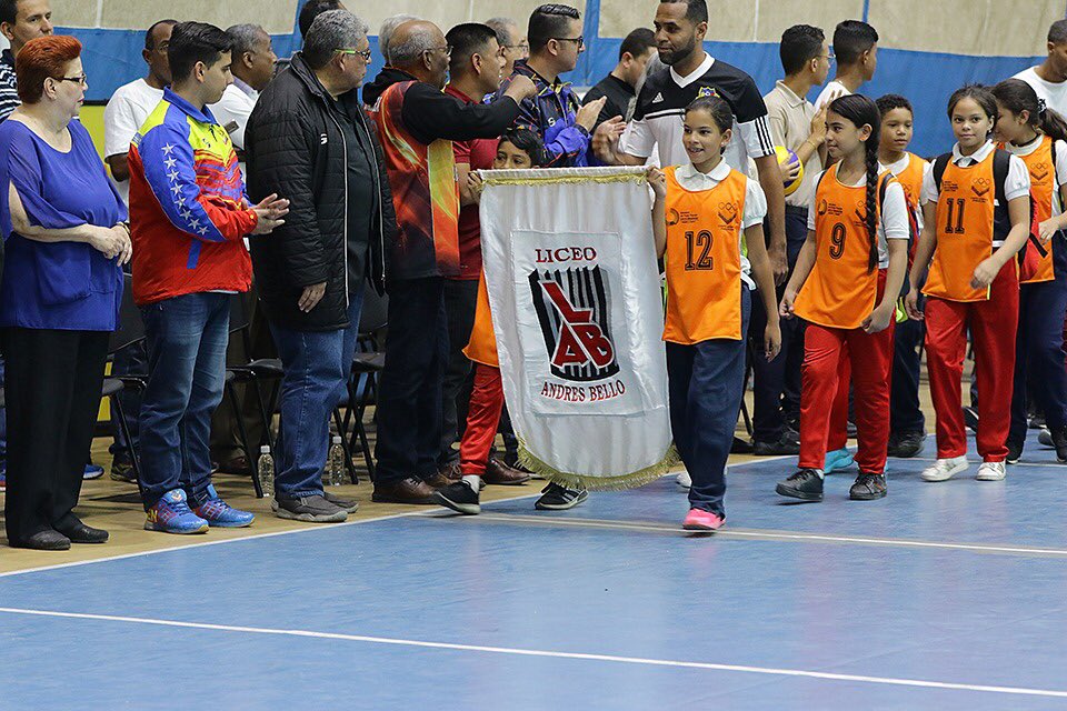 pinfantea's tweet photo. #EnFotos 📸 Desde el Gastón Portillo del @INDeporteVE hicimos el lanzamiento de la Liga de Voleibol Escolar. En Caracas son 30 escuelas que se suman a este evento que se extenderá en todo el territorio 🇻🇪 ¡Que viva el deporte! 🏐🙌🏻

#PrevenciónYProtecciónDelPueblo
@NicolasMaduro https://t.co/0Y2FPATxWr