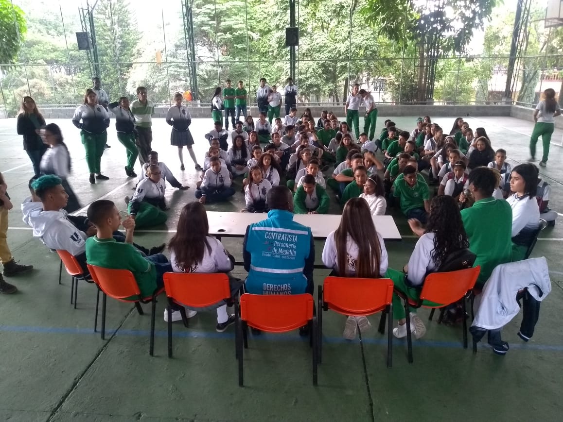 personeriamed's tweet photo. 👆#GobiernoEscolar l La Personería de Medellín a través de nuestra #UPIP, acompañamos el debate entre candidatos a Personero Estudiantil y Contralor Escolar, realizado en la Institución Educativa Americana, el el barrio Cristóbal, comuna 12, La América. #Cambio2020 https://t.co/XTPP68cis1