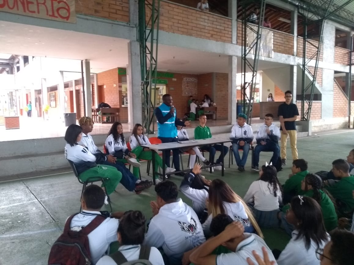 personeriamed's tweet photo. 👆#GobiernoEscolar l La Personería de Medellín a través de nuestra #UPIP, acompañamos el debate entre candidatos a Personero Estudiantil y Contralor Escolar, realizado en la Institución Educativa Americana, el el barrio Cristóbal, comuna 12, La América. #Cambio2020 https://t.co/XTPP68cis1