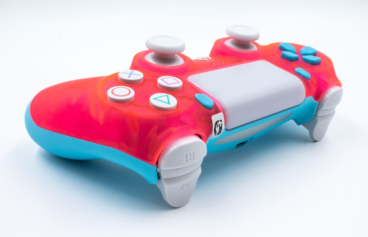BattleBeaver's tweet image. #Giveaway Time! We will be giving away this beautiful controller to a lucky winner in celebration of the growth and success you all have helped us achieve this year💙

To Enter:
Follow @BattleBeaverC🎮
Retweet this Post🔁
Worldwide Entry🌎
Choosing Winner 3-17

#UnleashTheBeaver