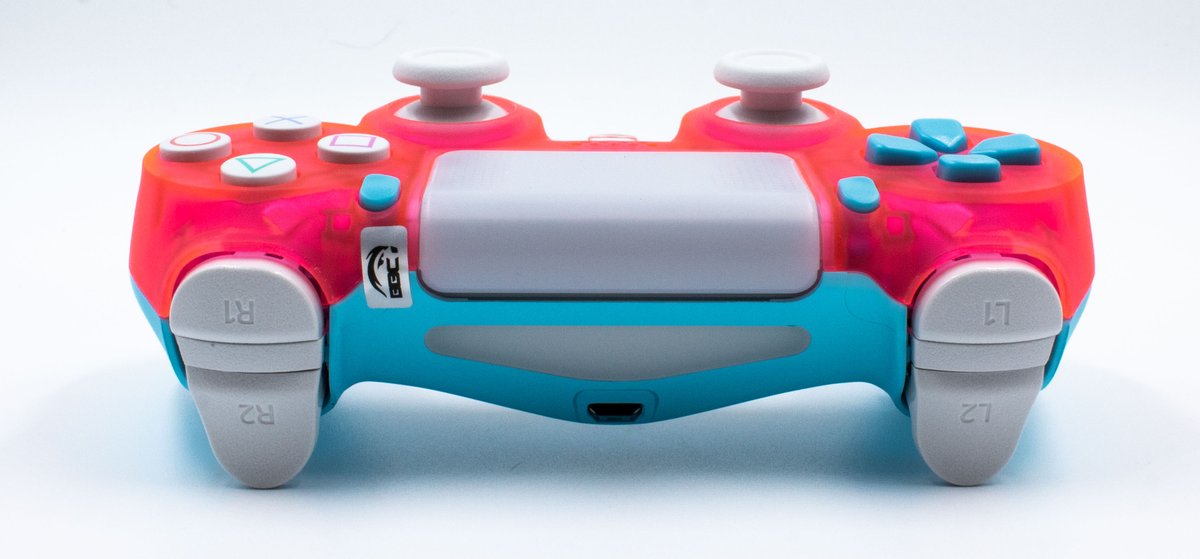 BattleBeaver's tweet image. #Giveaway Time! We will be giving away this beautiful controller to a lucky winner in celebration of the growth and success you all have helped us achieve this year💙

To Enter:
Follow @BattleBeaverC🎮
Retweet this Post🔁
Worldwide Entry🌎
Choosing Winner 3-17

#UnleashTheBeaver