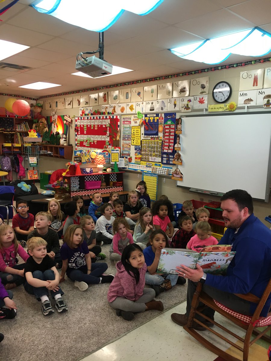 CallawayLibrary's tweet photo. Shout out to our AMAZING business partners, Mid-America Bank.  A big thank you to John for taking time out of his day to read to kindergarten. #JCReads @Callawaycougars @JCSchools_Lib https://t.co/2Wb0sq56Z9