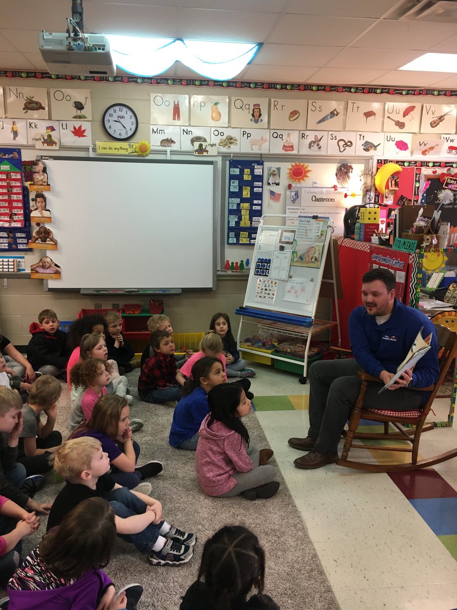 CallawayLibrary's tweet photo. Shout out to our AMAZING business partners, Mid-America Bank.  A big thank you to John for taking time out of his day to read to kindergarten. #JCReads @Callawaycougars @JCSchools_Lib https://t.co/2Wb0sq56Z9