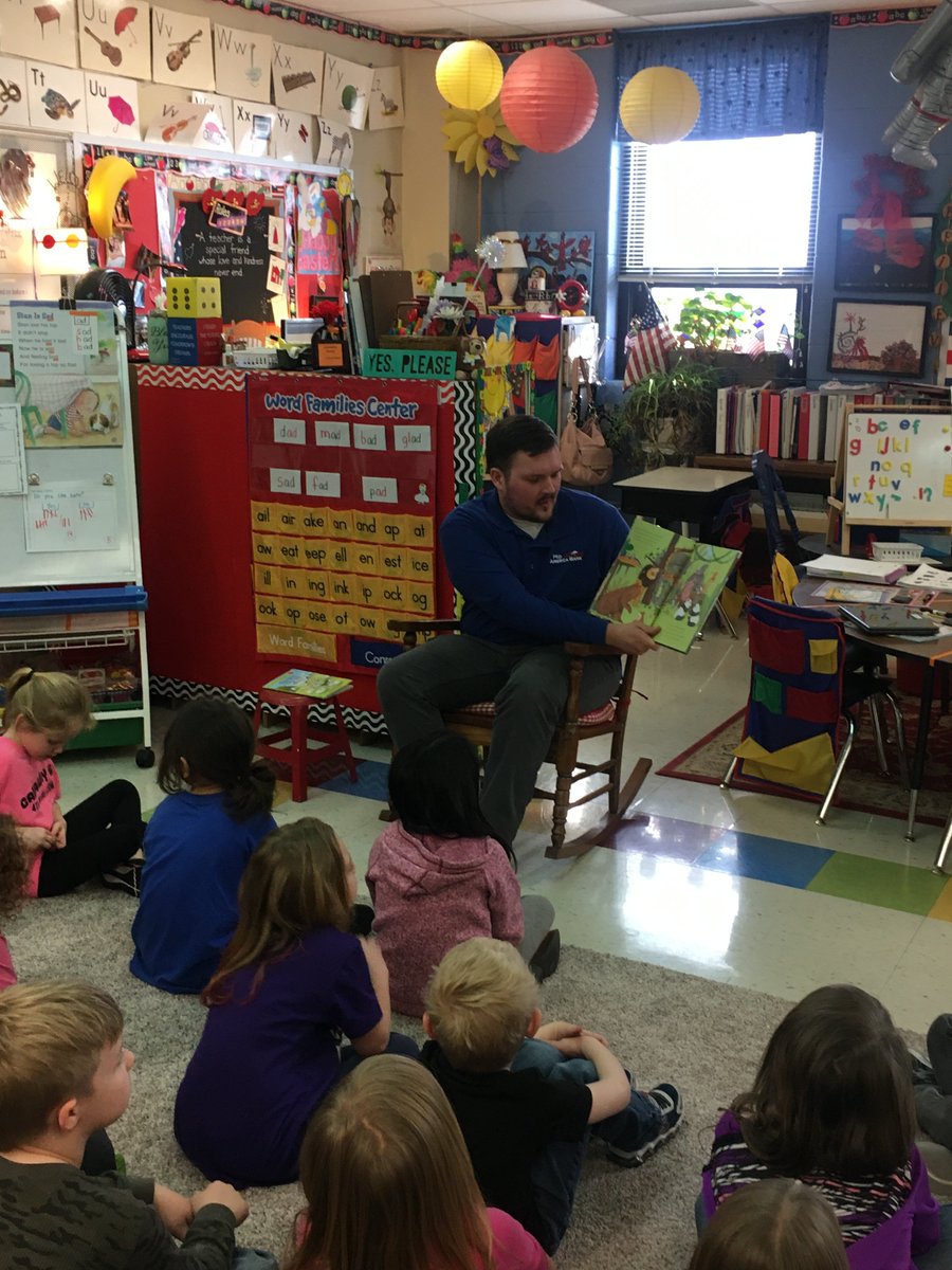 CallawayLibrary's tweet photo. Shout out to our AMAZING business partners, Mid-America Bank.  A big thank you to John for taking time out of his day to read to kindergarten. #JCReads @Callawaycougars @JCSchools_Lib https://t.co/2Wb0sq56Z9