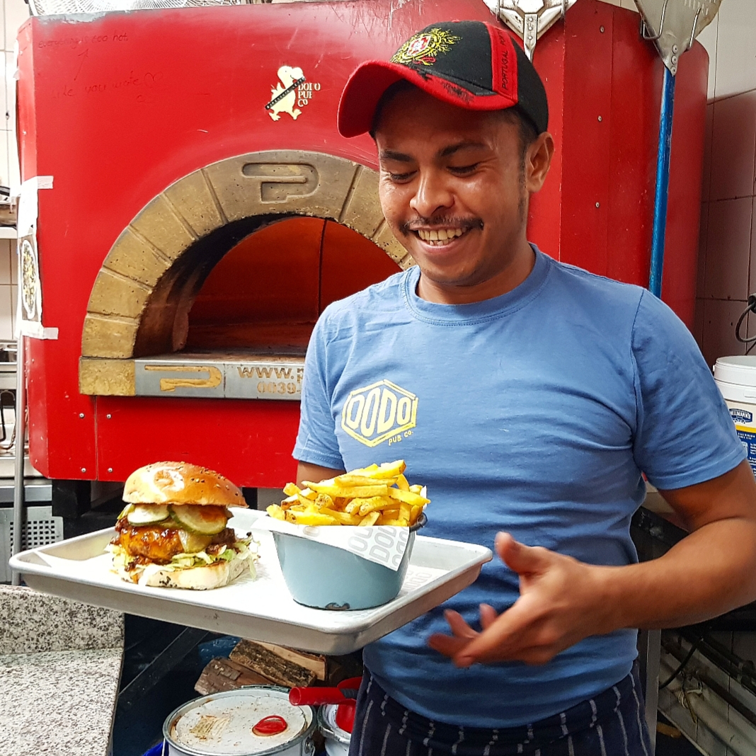 Proud chef Diogo with his burger special 🤩🍔
You can check out our March menu at dodopubs.com/food-menu! 👏
#oxford #oxfordshire #foodporn #staffpic #localpub