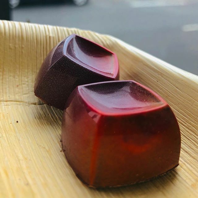 We’re welcoming the warmer weather with some spicy mango bonbons. The perfect combination of spicy and sweet 🌶 🥭 made with our 70% dark chocolate. ift.tt/2W85w8l
