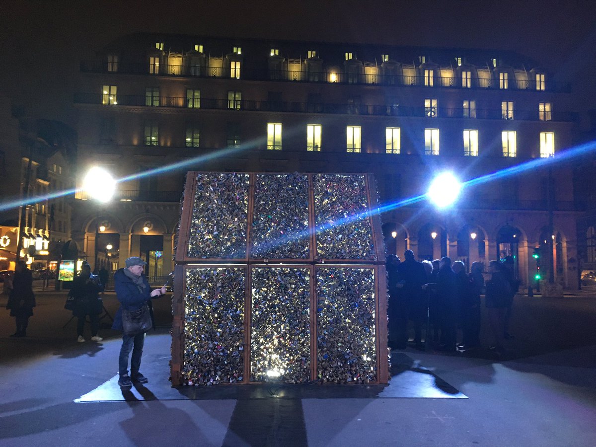 IdemexParis's tweet photo. Formidable vernissage ce soir de Chez Nous, installation monumentale de Carmen Mariscal Place du Palais Royal, en présence de @JF_Legaret @JMGomezRobledo @CarlaArigoni @Mairiedu1 @periferia_proj
#LoveWithoutLocks https://t.co/hVGD76DGb7