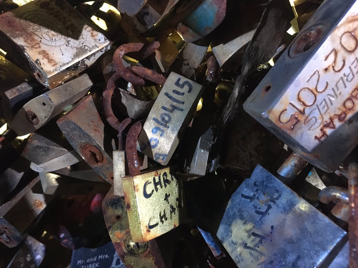 IdemexParis's tweet photo. Formidable vernissage ce soir de Chez Nous, installation monumentale de Carmen Mariscal Place du Palais Royal, en présence de @JF_Legaret @JMGomezRobledo @CarlaArigoni @Mairiedu1 @periferia_proj
#LoveWithoutLocks https://t.co/hVGD76DGb7