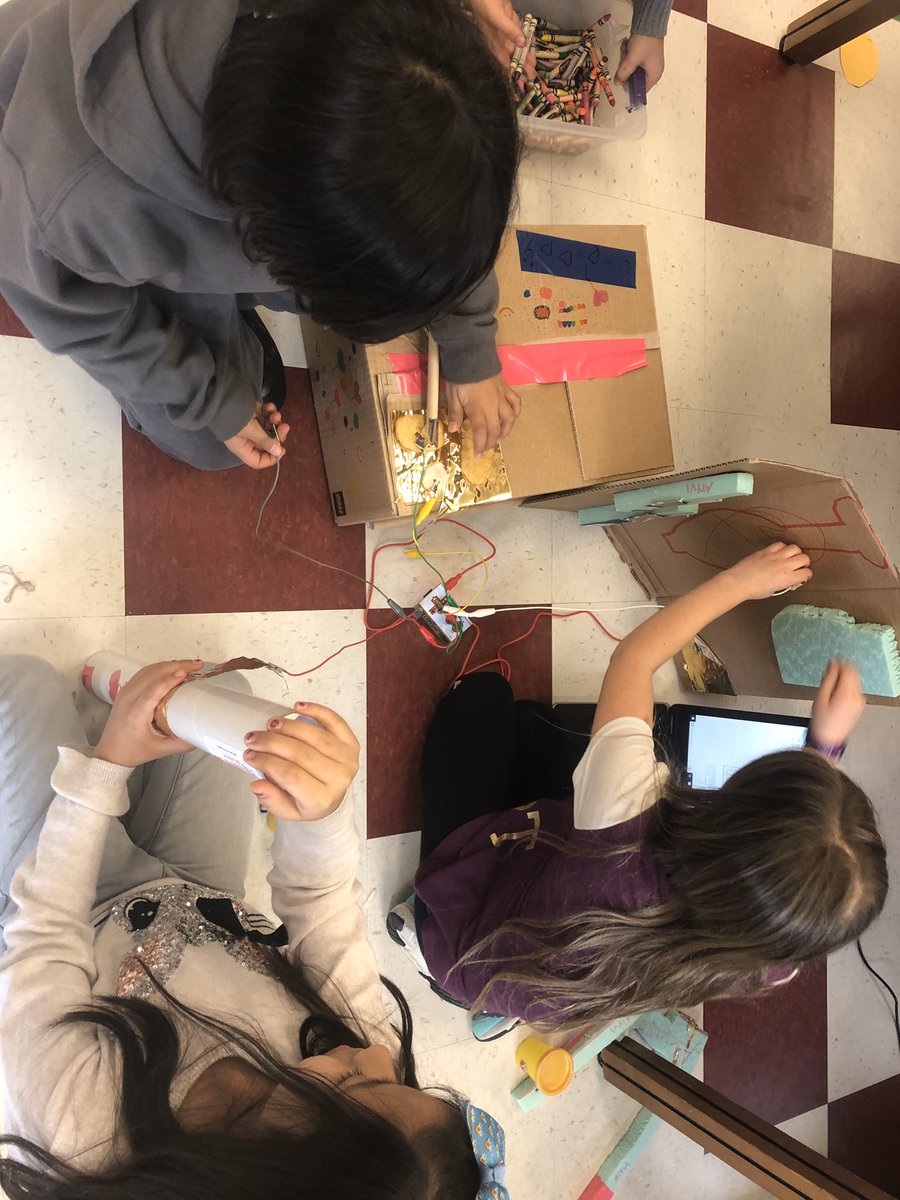 STEAMCameronES's tweet photo. More @makeymakey instruments in action with 2nd graders @CameronElem Great chance to upcycle materials with STEAM learning! https://t.co/xquZOP54kO