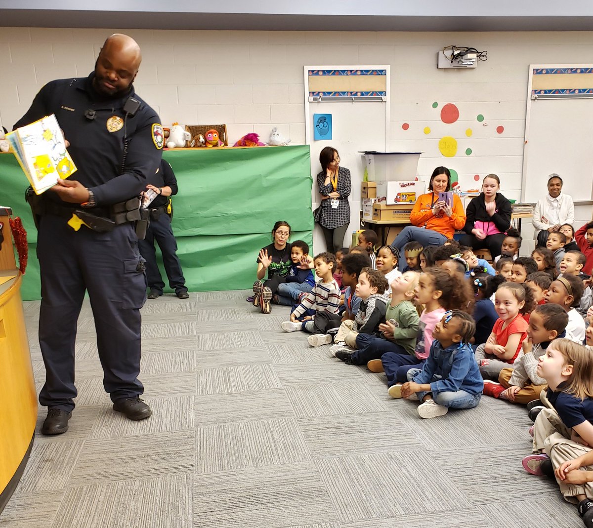 ycpda1's tweet photo. Today instead of Hot Chocolate with a Cop some of York City's Finest stopped by McKinley Elementary to read to the kids. Officers then made sure each child got a police sticker.  #childrenarethefuture #readtoyourkids #BeTheCityYouWantToC 
#yorkcityschooldistrict #bearcatpride https://t.co/oaRgliWaPG