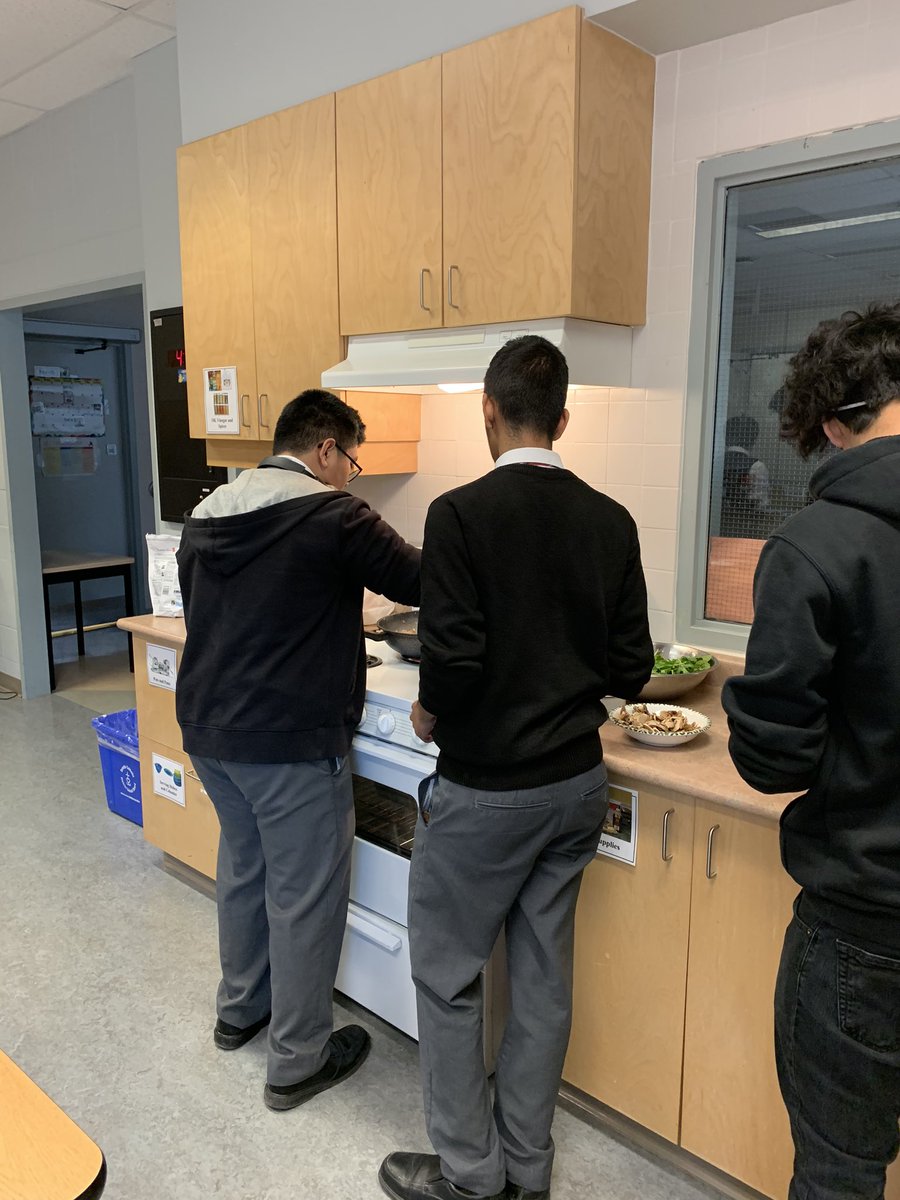 Cindi_Pepper's tweet photo. Culinary Club Day! Asian Stir Fry a@d chocolate cake 😊 https://t.co/r4C4HZwtL3