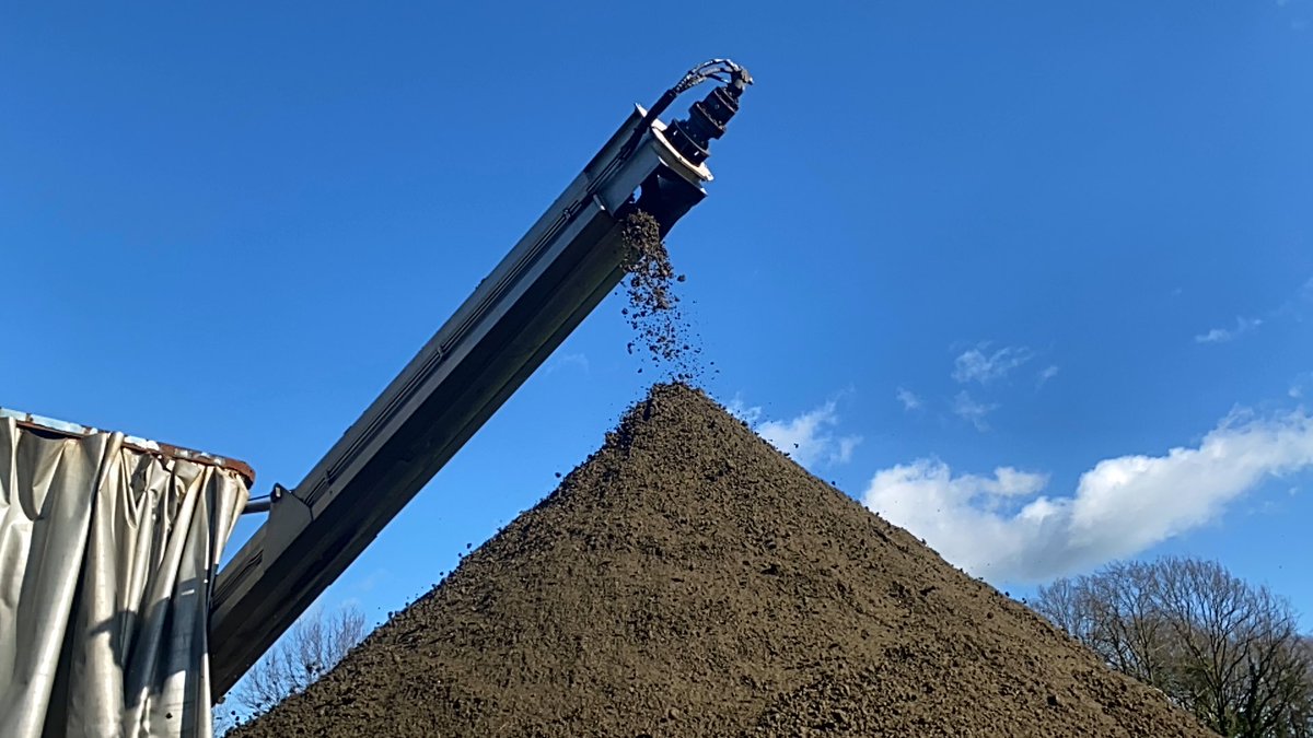 Vandaag in de achterhoek in #zelhem gelukkig wel een beetje vooruit gekunne met de #mestverwerking #akker #agrifoto #oogst2020 <a href="/nieuweoogstnl/">Nieuwe Oogst</a> <a href="/Boerderij_Varke/">Boerderij Varkens</a>  filmpje>>> youtu.be/HpoF9AIT8W0